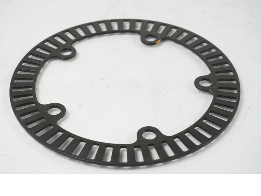 Baksidan på ABS krans från en KTM 1290 Super Duke R -2015 motorcykel.