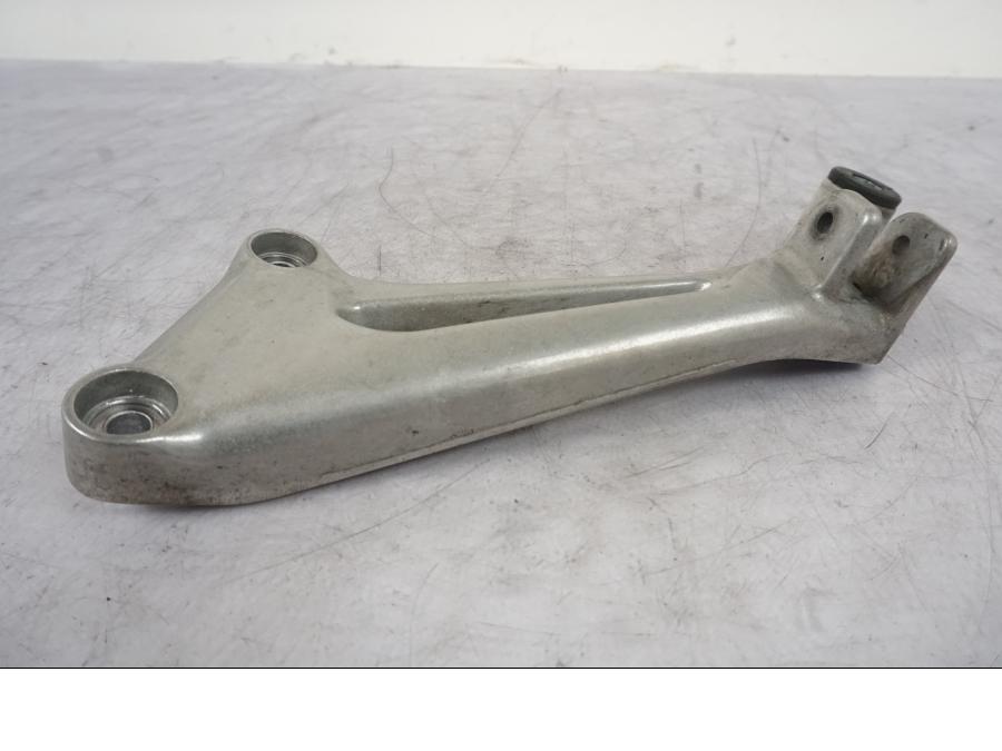 Baksidan på Fotpinnefäste från en Honda VTR 1000 F -1997 motorcykel.