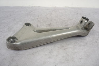 Baksidan på Fotpinnefäste från en Honda VTR 1000 F -1997 motorcykel.