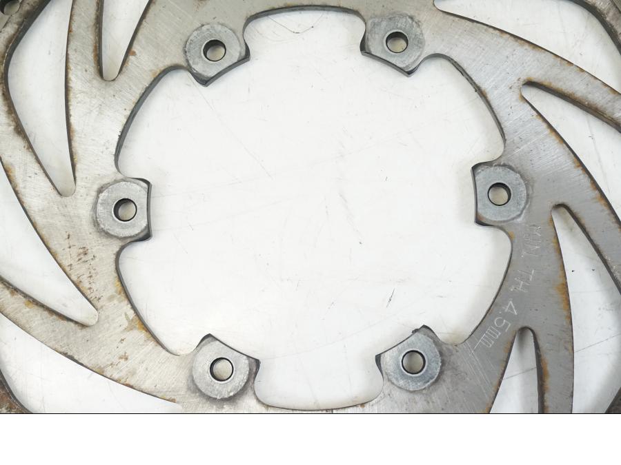 Baksidan på Bromsskiva från en BMW F 650 CS -2003 motorcykel.