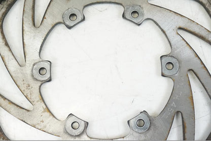 Baksidan på Bromsskiva från en BMW F 650 CS -2003 motorcykel.