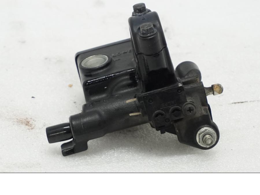 Höger sida på Bromshuvudcylinder från en Honda XL 1000 V -2008 motorcykel.