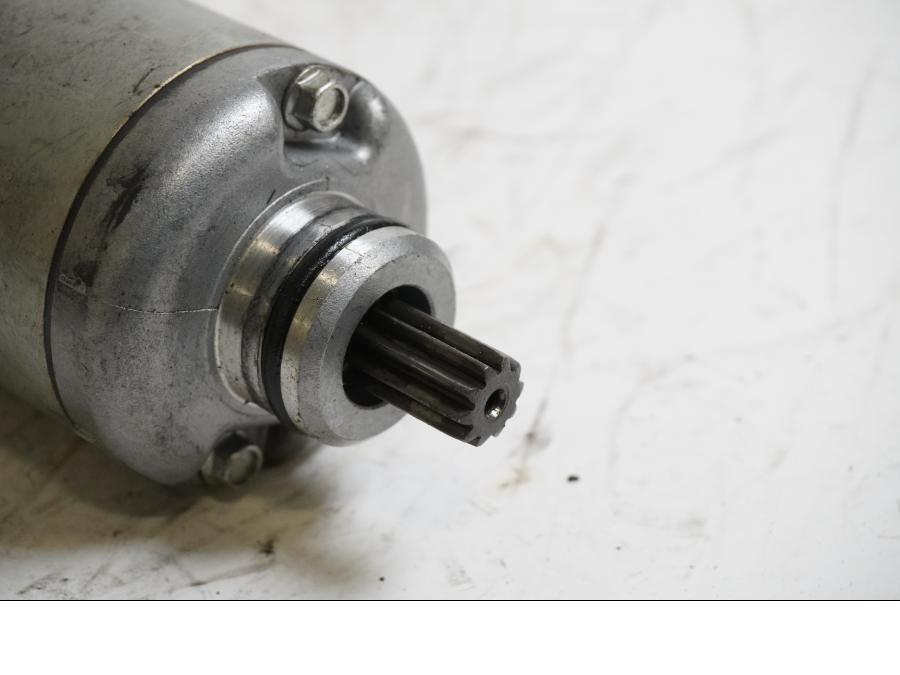 Baksidan på Startmotor från en Honda CBR 1000 RR -2006 motorcykel.