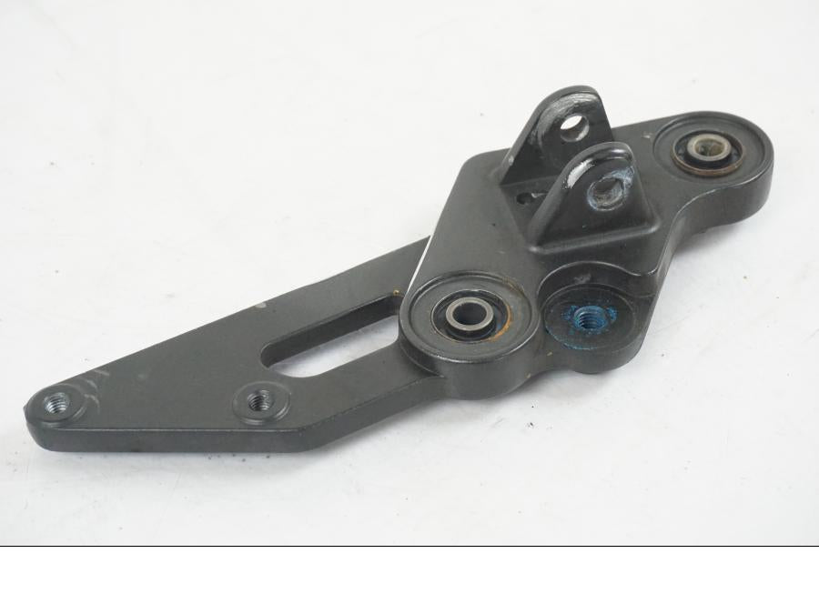 Snett uppifrån på Fotpinnefäste från en Yamaha MT-07 -2019 motorcykel.