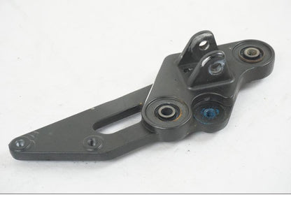 Snett uppifrån på Fotpinnefäste från en Yamaha MT-07 -2019 motorcykel.