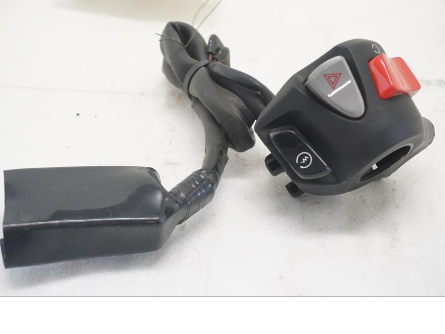 Framsidan på Styrelreglage från en Honda CBR 500 R -2013 motorcykel.