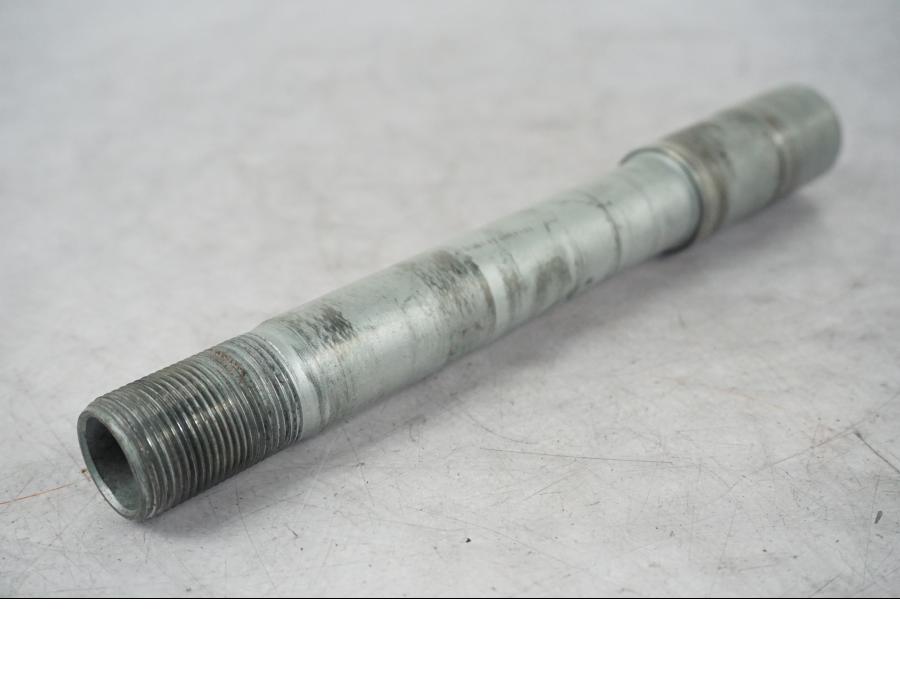 Höger sida på Axel från en BMW R 1200 R -2007 motorcykel.