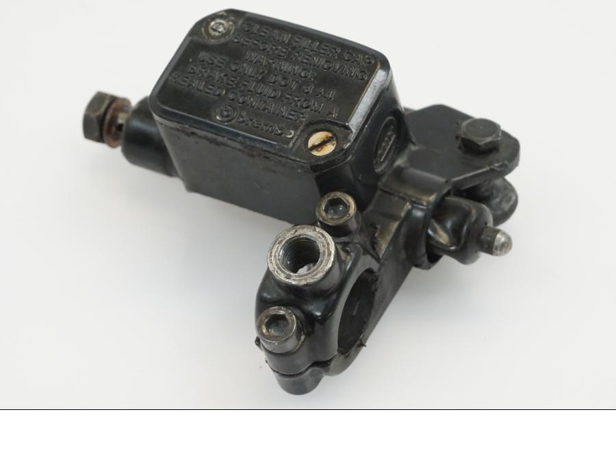 Framsidan på Bromshuvudcylinder från en Yamaha WR 125 -2010 motorcykel.