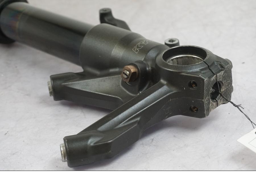 Höger sida på Gaffelben från en Kawasaki ZX-10R -2008 motorcykel.