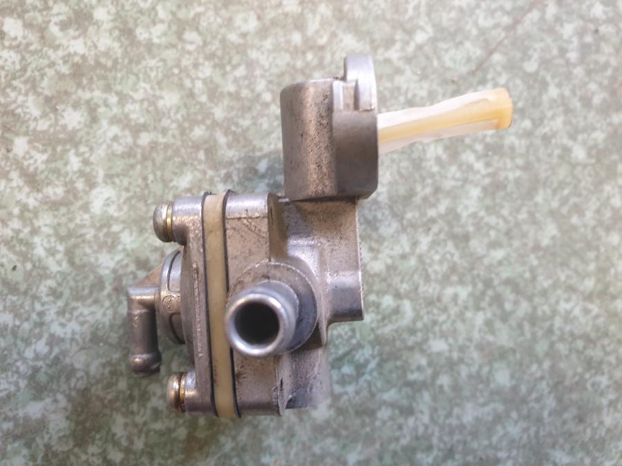 Baksidan på Bensinkran från en Suzuki GSX 750 -2002 motorcykel.