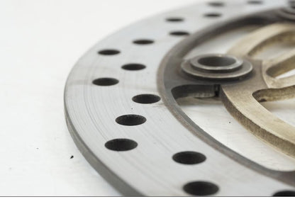 Höger sida på Bromsskiva från en Honda VFR 800 -2003 motorcykel.