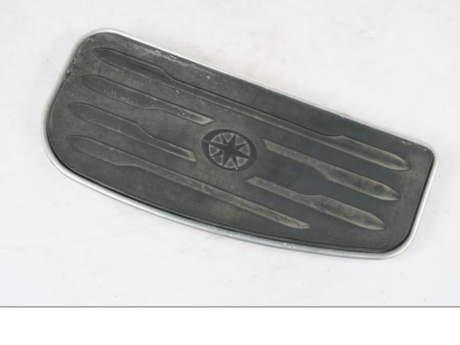 Framsidan på Fotplatta från en Yamaha XVS 1100 -2004 motorcykel.