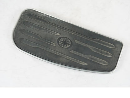 Framsidan på Fotplatta från en Yamaha XVS 1100 -2004 motorcykel.