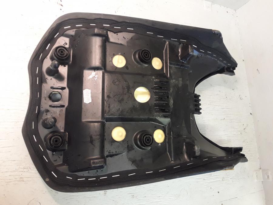 Vänster sida på Sadel från en Yamaha MT 125 -2017 motorcykel.