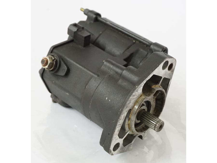 Framsidan på Startmotor från en H-D Sportster 1200 XL1200C -1999 motorcykel.