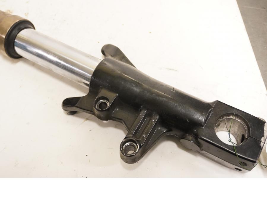 Baksidan på Gaffelben från en Kawasaki ZXR 750 -1993 motorcykel.