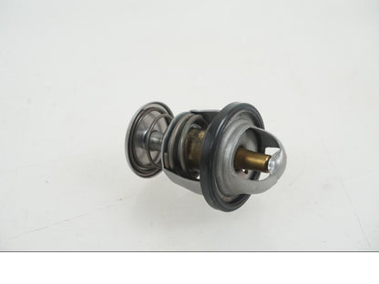 Framsidan på Vattenkyltermostat från en KTM 1290 Super Duke R -2021 motorcykel.