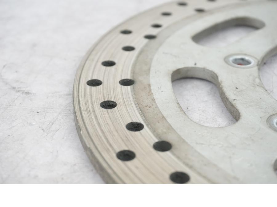 Baksidan på Bromsskiva från en Kawasaki VN 1500 Classic Tourer -2001 motorcykel.