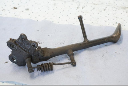 Snett uppifrån på Sidostöd från en Suzuki GSX 1300 BK -2008 motorcykel.