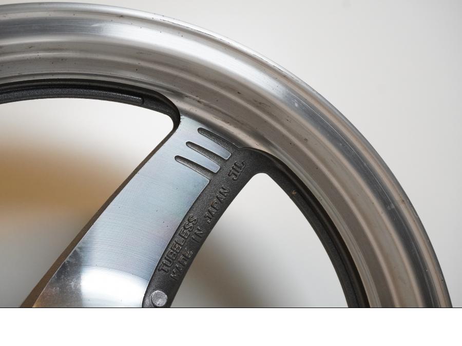 Höger sida på Fälg från en Suzuki VZ 800 -2000 motorcykel.