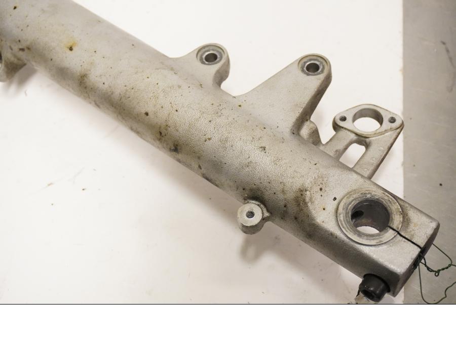 Baksidan på Gaffelben från en BMW K 1200 LT -2004 motorcykel.