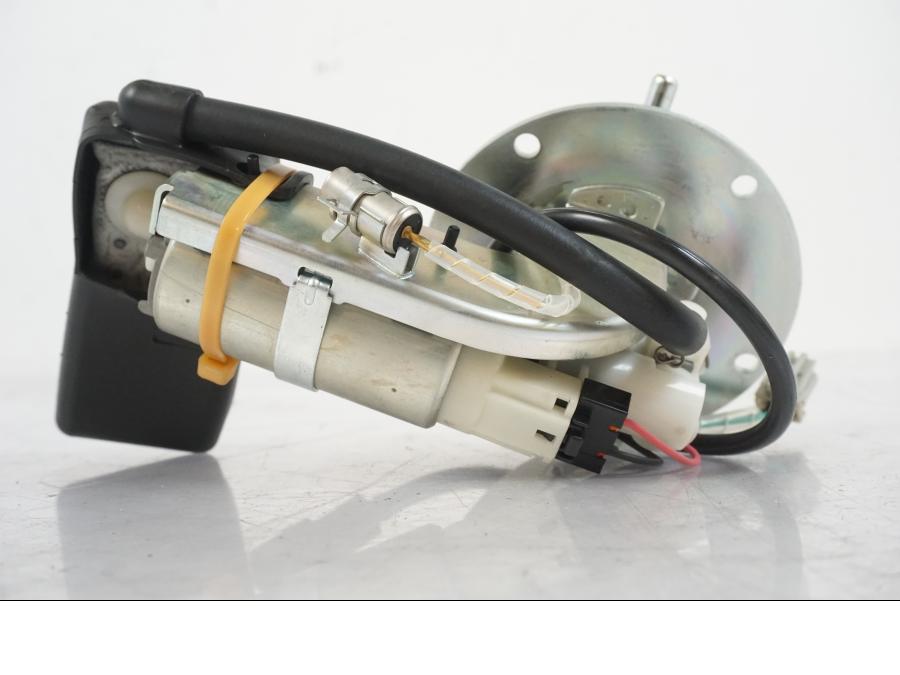 Snett uppifrån på Bensinpump insprut från en Suzuki VZR 1800 -2009 motorcykel.