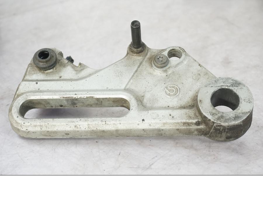 Baksidan på Bromsoksfäste från en BMW F 700 GS -2014 motorcykel.