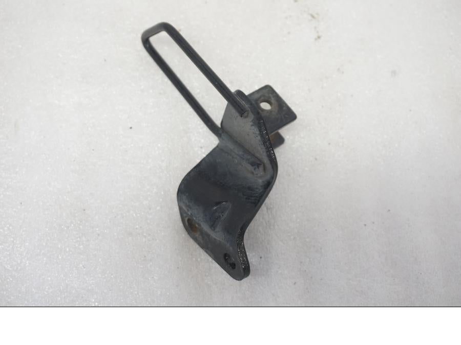 Baksidan på Fotpinnefäste från en Suzuki VL 800 -2004 motorcykel.