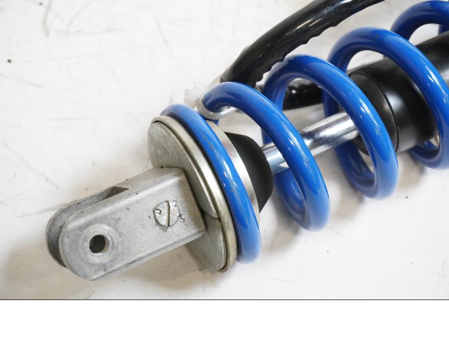 Baksidan på Stötdämpare från en Buell XB 12 -2004 motorcykel.