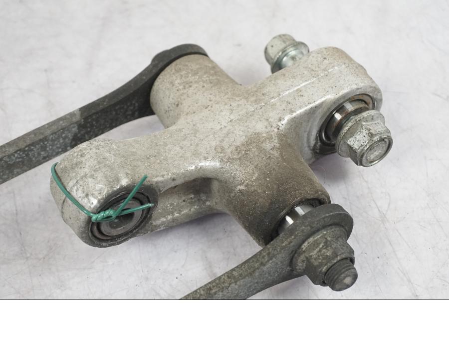 Baksidan på Stötdämparlänkage från en Suzuki GSF 1250 -2010 motorcykel.