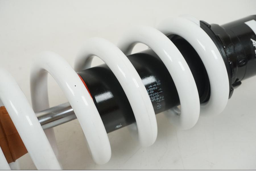 Vänster sida på Stötdämpare från en KTM 390 Adventure -2022 motorcykel.