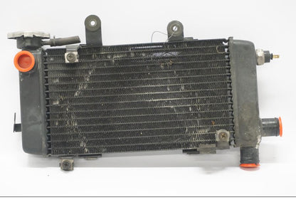 Framsidan på Vattenkyl från en Honda VTR 1000 F -2005 motorcykel.