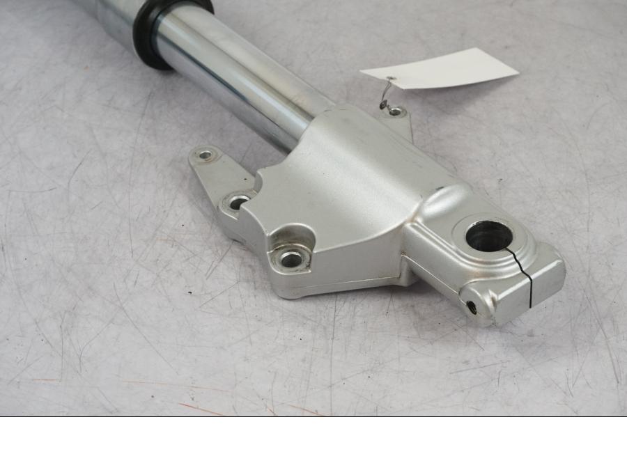 Höger sida på Gaffelben från en Suzuki VZ 800 -2000 motorcykel.