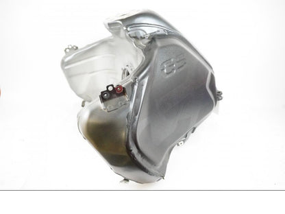 Snett nerifrån på Bensintank från en BMW R 1250 GSA -2021 motorcykel.