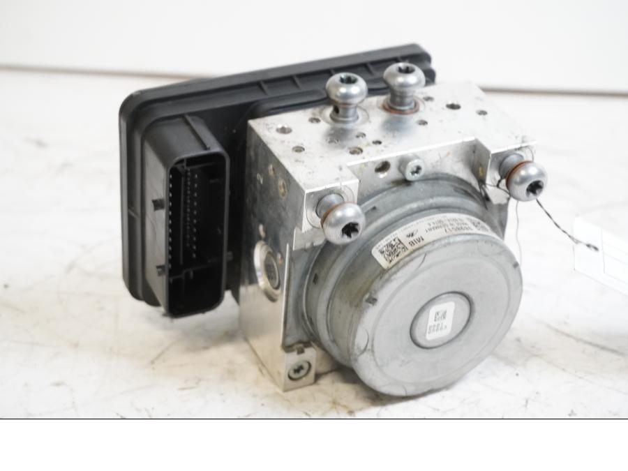 Framsidan på ABS Modulator från en BMW R 1250 GS -2019 motorcykel.