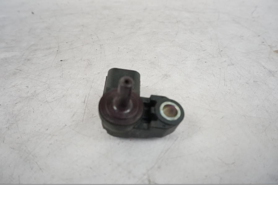 Baksidan på Mapsensor från en Triumph Bonneville T120 -2021 motorcykel.