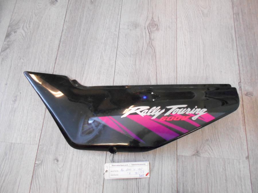 Framsidan på Sidopanel från en Honda XL 600 V -1995 motorcykel.