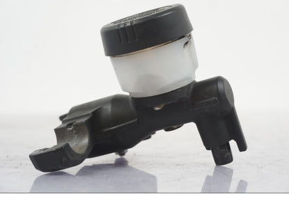 Vänster sida på Kopplingshuvudcylinder från en BMW R 1200 GS -2005 motorcykel.