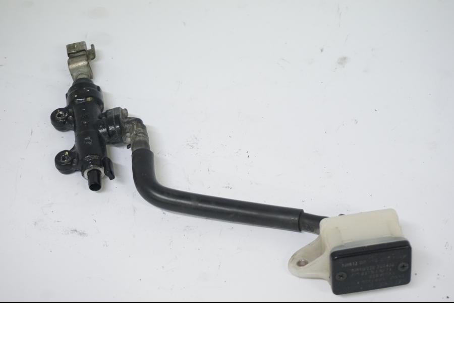 Höger sida på Bromshuvudcylinder från en Honda CB 500 X -2015 motorcykel.