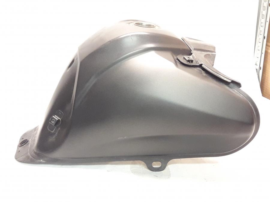 Baksidan på Bensintank från en Yamaha XT 660 R -2004 motorcykel.