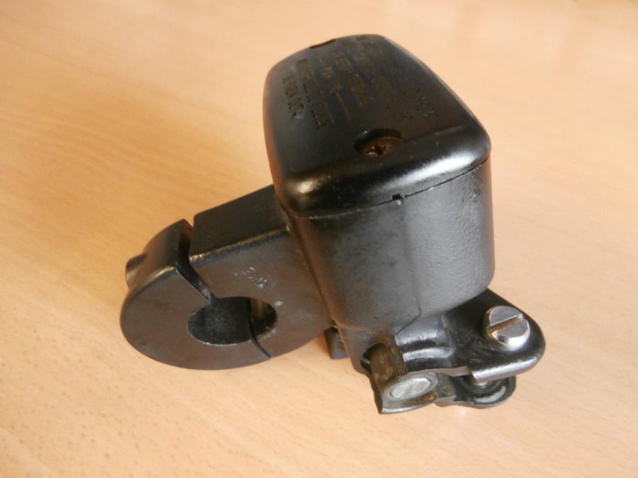 Vänster sida på Bromshuvudcylinder från en Honda GL 1500 -1998 motorcykel.