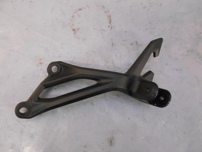 Framsidan på Fotpinnefäste från en Kawasaki Z 900 -2017 motorcykel.