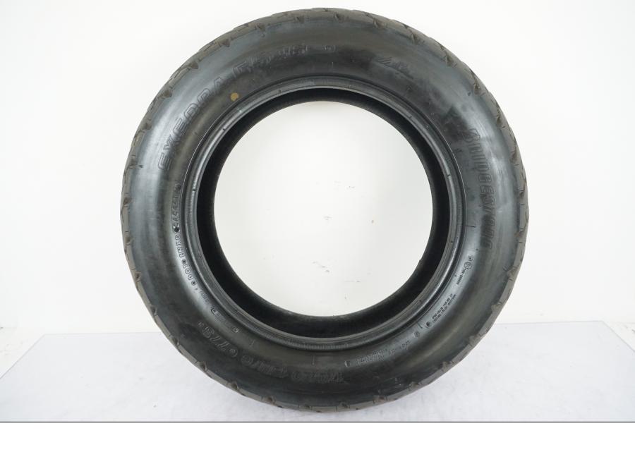 Framsidan på <p>Begagnad däck av märket Bridgestone och modell Exedra G546.</p>

<p>Dimension 170/80-15 M/C 77S. </p>

<p>Mönsterdjup ca: 4,00mm.</p>

<p>Mönsterdjup yttre kanter ca: 5,40mm.</p>

<p>Tillv: Vecka 44 år 2014.</p> moped.