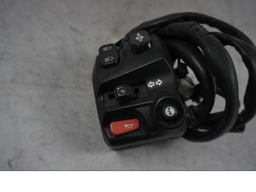 Baksidan på Styrelreglage från en Triumph Tiger Explorer -2016 motorcykel.