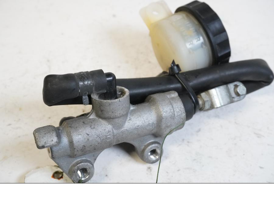 Baksidan på Bromshuvudcylinder från en Kawasaki Versys 650 -2009 motorcykel.