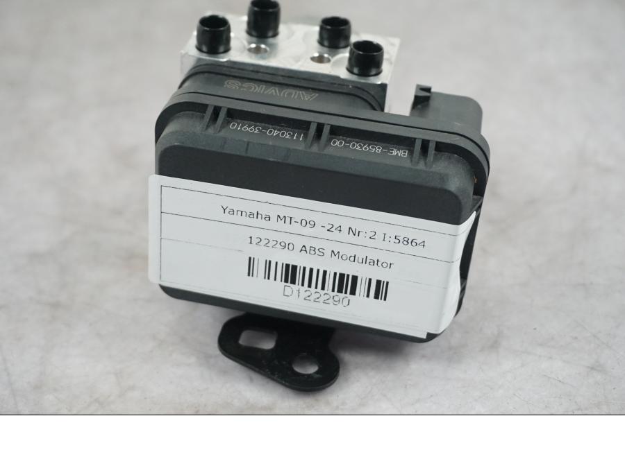 Vänster sida på ABS Modulator från en Yamaha MT-09 -2024 motorcykel.