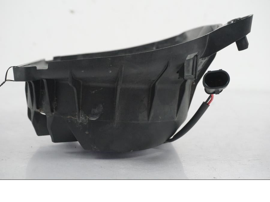 Vänster sida på Vattenkylfläkt från en KTM 1290 Super Duke R -2022 motorcykel.