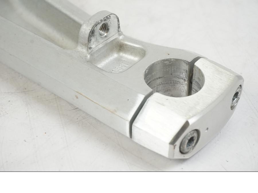 Extrabild1 på Styrfäste från en Suzuki VZR 1800 -2009 motorcykel.