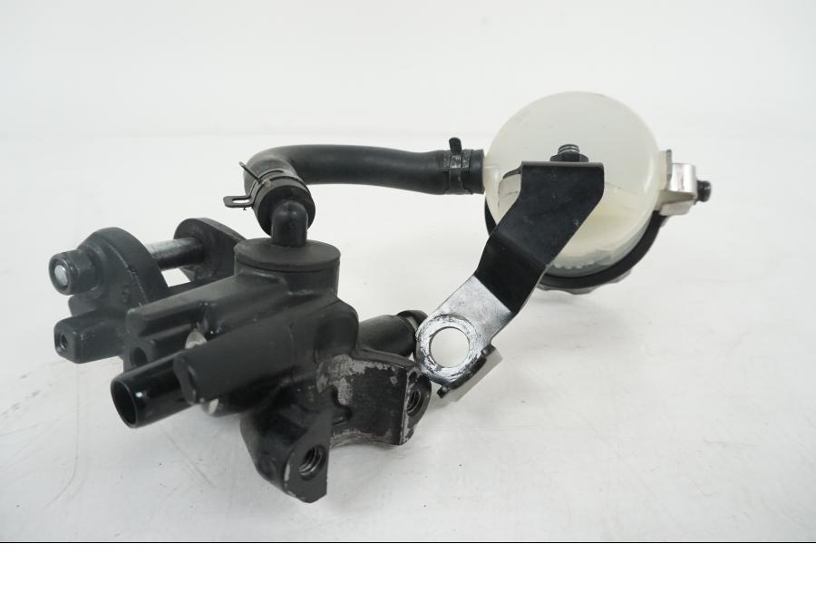 Snett uppifrån på Bromshuvudcylinder från en Triumph Speed Triple -2009 motorcykel.