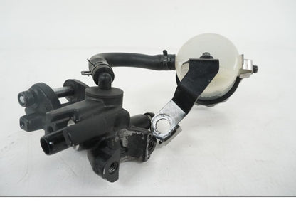 Snett uppifrån på Bromshuvudcylinder från en Triumph Speed Triple -2009 motorcykel.